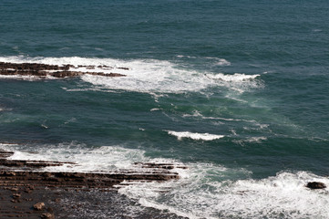 波に洗われる鬼の洗濯岩