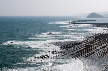 日南海岸の白い波と水平線