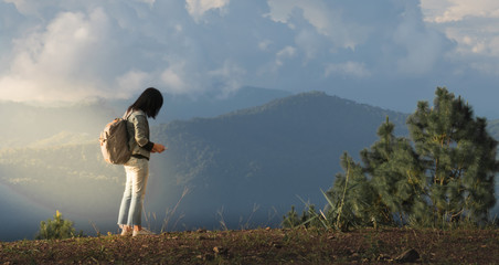 Obraz premium Asian female travelers are checking Geographic coordinates