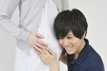 妊婦と若い夫