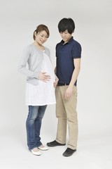 Fototapeta premium 妊娠した妻と若い夫