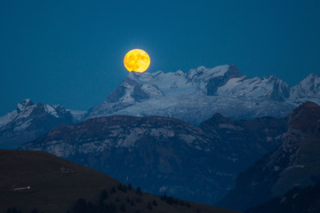 Vollmond &uuml;ber den Berggipfeln mit Schnee