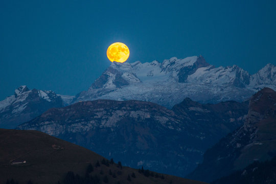 Vollmond &uuml;ber den Berggipfeln mit Schnee