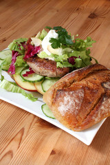 Baguette mit Schnitzel, Salat und Kräuterquark