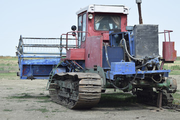 Fototapeta na wymiar Combine harvesters Agricultural machinery Old rusty combine harvester. Rice header combine harvester.