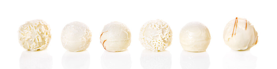 Header, weiße Trüffel Pralinen freigestellt, Trüffelpralinen in einer Reihe