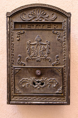 Ancien boîte aux lettres en metal, décoré.