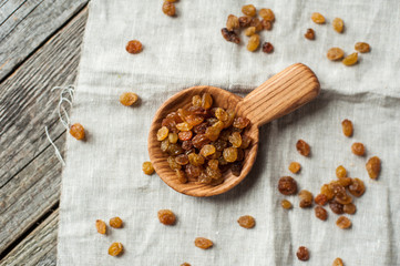 wooden scoop and raisins