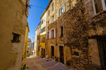 Une rue de village de Fayence, Provence, France.