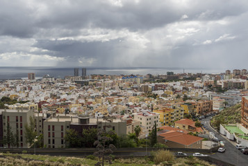 Obraz premium View to the East over city of Santa Cruz Tenerife with a cloudy