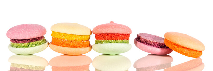 Panorama, bunte biskuits und Kekse vor Weiß freigestellt, Macarons mit Spiegelung