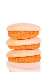 Biscuits oder Kekse in Farbe orange, gestapelt vor Weiß, isoliert
