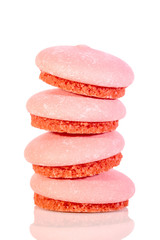 Biscuits oder Kekse in Farbe rot gestapelt vor Weiß, isoliert