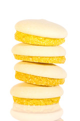 Biscuits oder Kekse in Farbe gelb gestapelt vor Weiß, isoliert