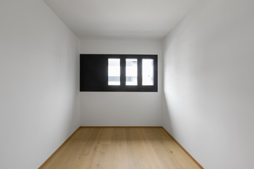 Empty room with windows and parquet