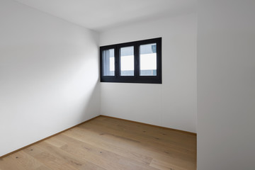 Empty room with windows and parquet