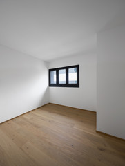 Empty room with windows and parquet