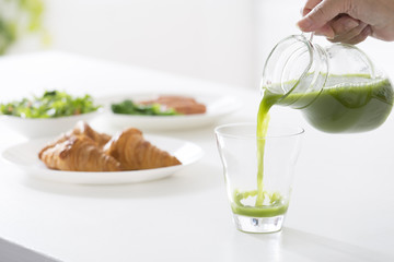 Pour green juice