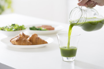 Pour green juice