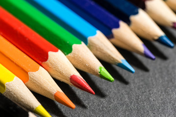 Makro Buntstifte auf grauer Schiefertafel