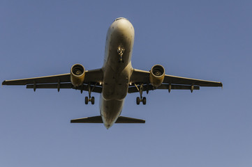 Avion a punto de tomar tierra