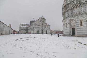 Fototapeta na wymiar Pisa, piazza dei miracoli innevata
