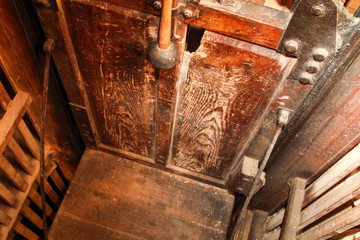 Lastenfahrstuhl in einer Mühle