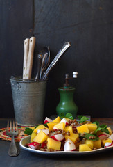 Steckrübensalat mit Linsen, Radieschen und Petersilie