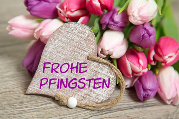 Tulpen und Karte: Frohe Pfingsten