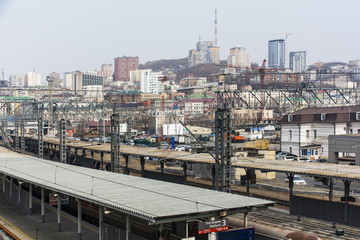 Stadtansicht mit Bahnhof von Wladiwostok in Russland.