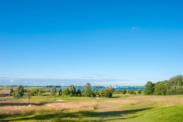 Fototapeta na wymiar Golfplatz am Wulfener Hals mit Blick nach Burgstaaken, Insel Fehmarn