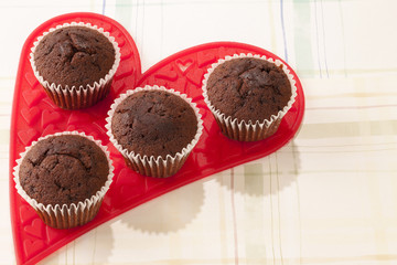 ハートプレートとチョコレートカップケーキ