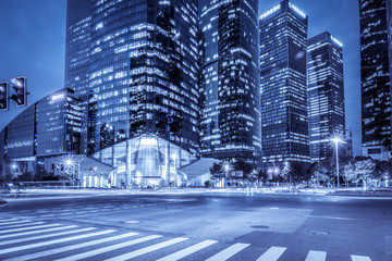 Obraz premium Traffic light trails in downtown