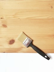 Holz anstreichen - Maler Pinsel und Natur Holzbrett