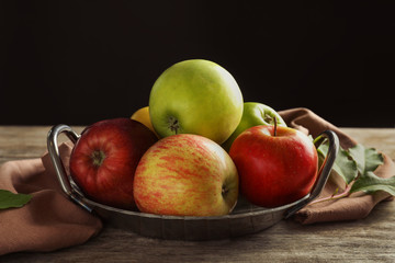 Tray with ripe juicy apples on wooden table