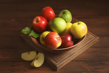 Naklejka na ściany i meble Plate with ripe juicy apples on wooden table