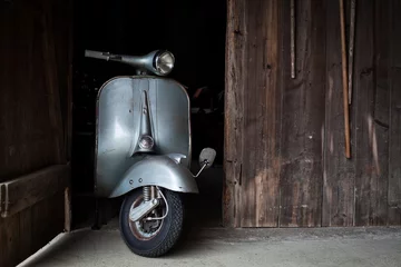 Gordijnen Schuurvondst van oude, roestige Italiaanse scooter in een hut © photoflorenzo