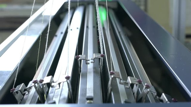Knitting machine with a bank of needles video