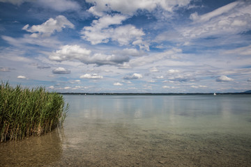 Blick auf den Chiemsee in Bayern 