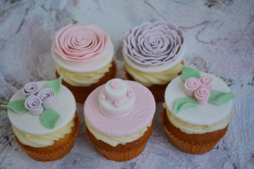 Spring cupcakes to gift to women