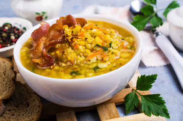 Thick pea soup with bacon