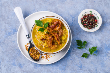 Thick pea soup with bacon