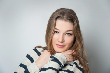 junge attraktive langhaarige dunkelblonde frau fashion
