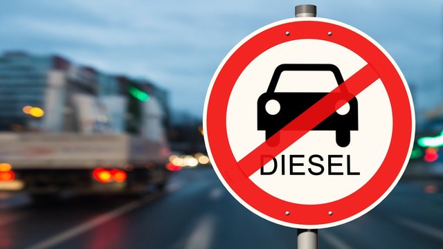 Diesel Fahrverbot Straßenschild - Straßenverkehr im Hintergrund