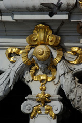 Fototapeta na wymiar Décor doré du pont Alexandre III à Paris, France