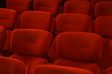 Fototapeta premium leerer Kinosaal mit roten Sesseln