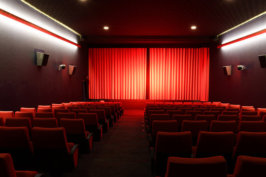 Kinosaal mit roten Sesseln ohne Menschen