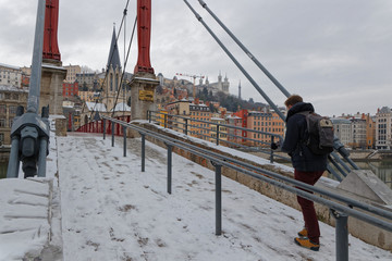 Naklejka premium Neige sur une passerelle des quais de Saône