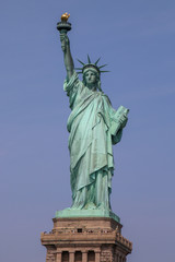Fototapeta premium Statua Wolności w pełnym rozmiarze na cokole