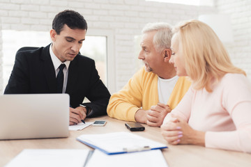 Obraz premium A couple of old people came to a consultation with a lawyer. The lawyer communicates with a man and a woman.